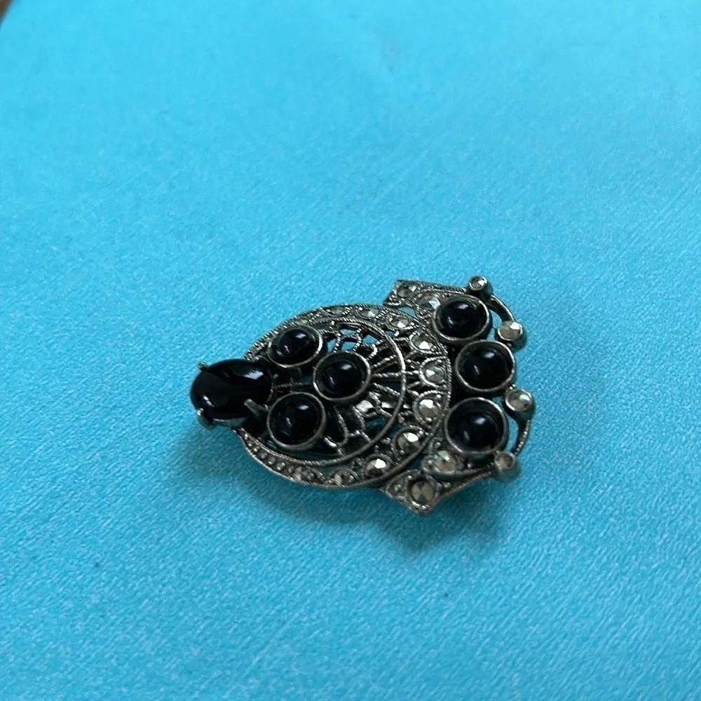 Vintage delight costume jewelry silver & black regal dress clip unisex